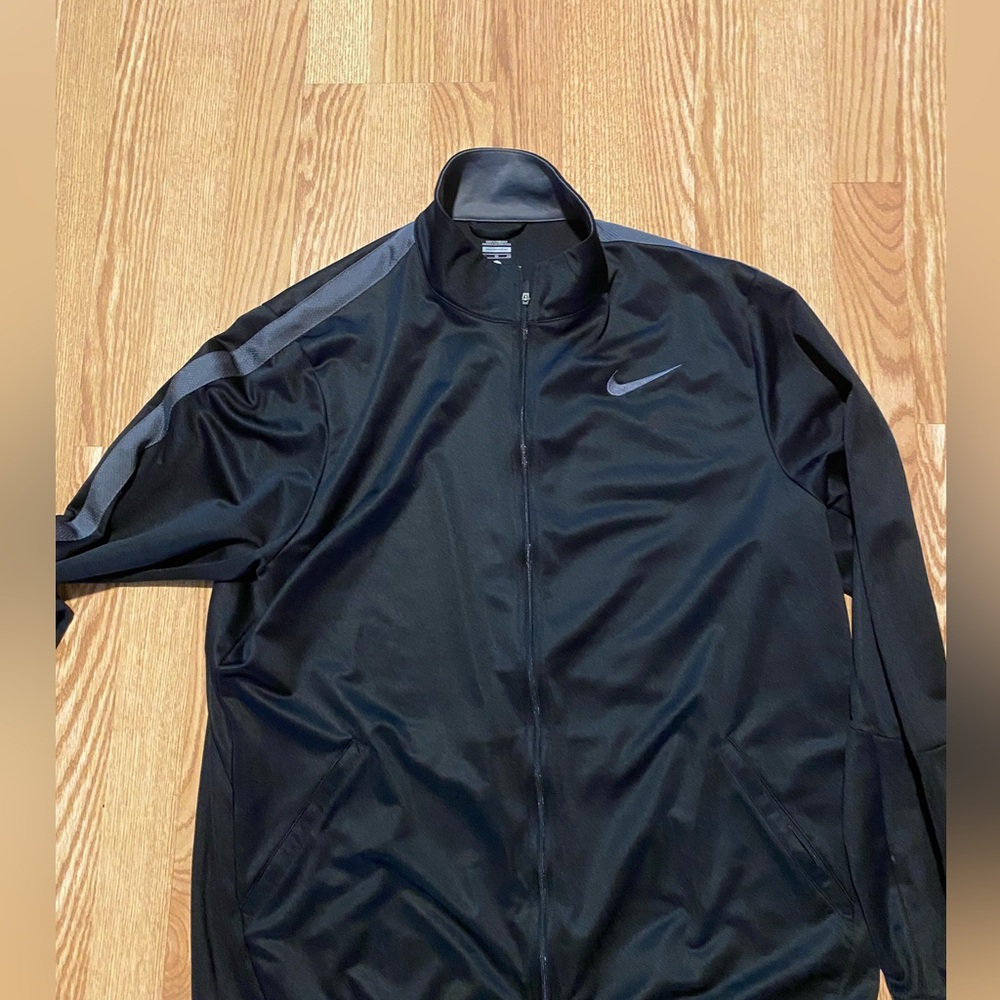 Nike Black Windbreaker Jacket Sleek Design